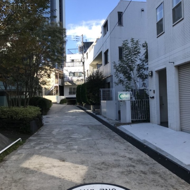 港区南青山三丁目ビル ビル前面道路