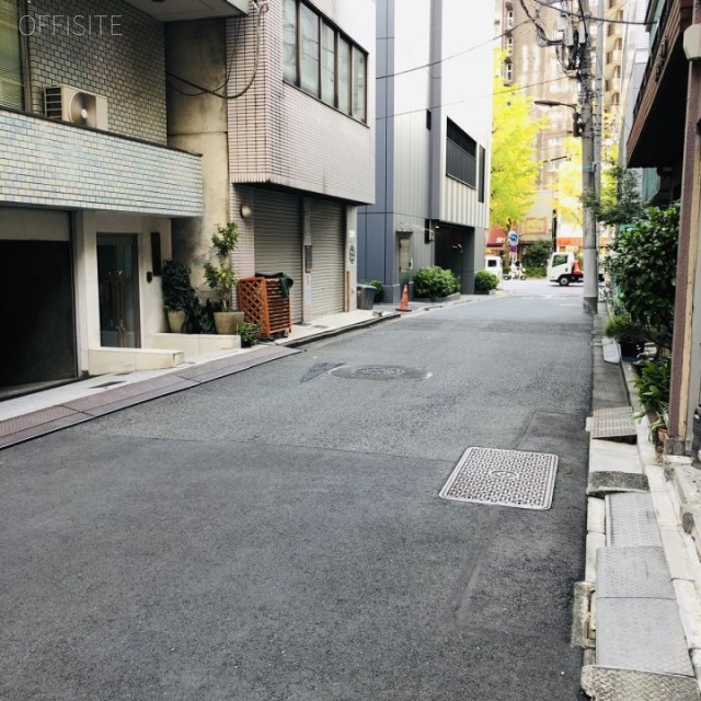 大湯ビル　ビル前面道路