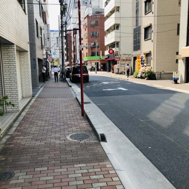 ラシーヌ東上野 ビル前面道路