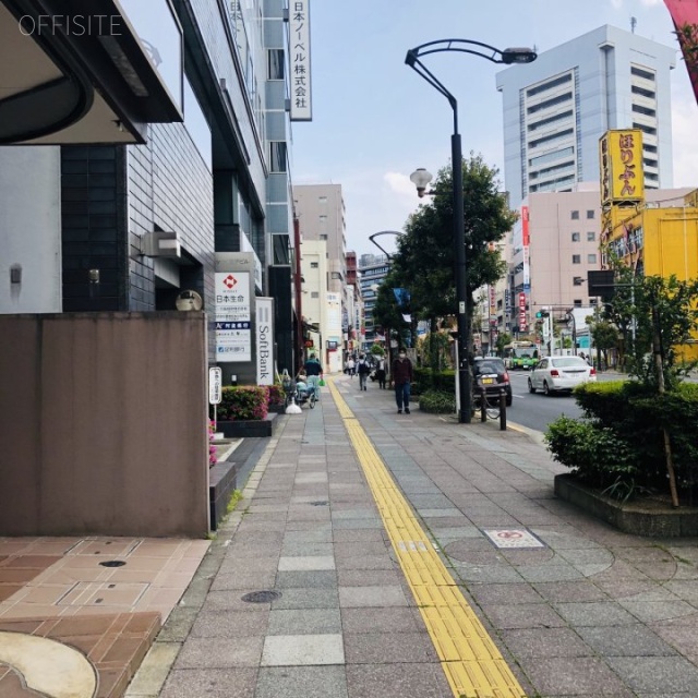 グランシャリオ王子 ビル前面道路