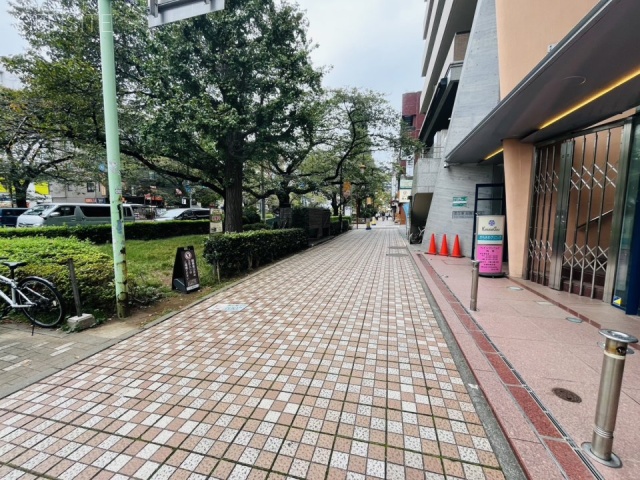 国立東加賀屋ビル　前面歩道