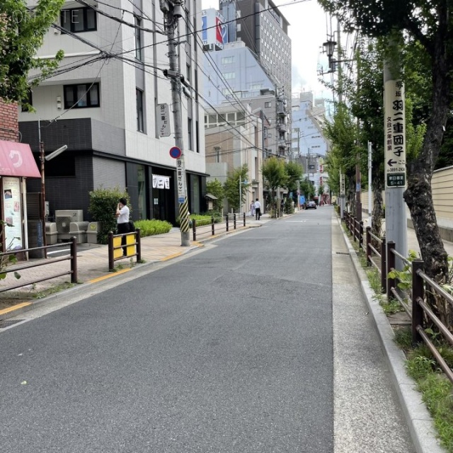 日暮里コミュニティビル ビル前面道路