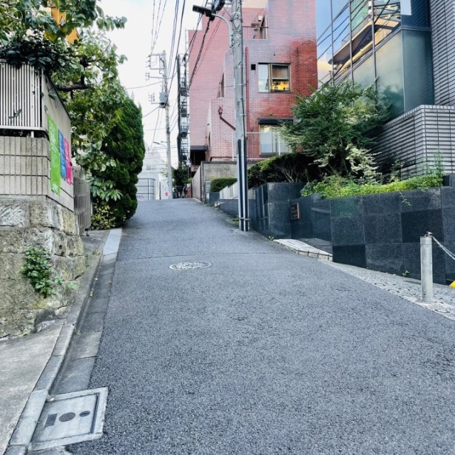 六本木アシャラ・ヒルズビル ビル前面道路