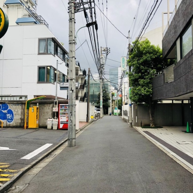 オラシオン青山ビル　ビル前面道路