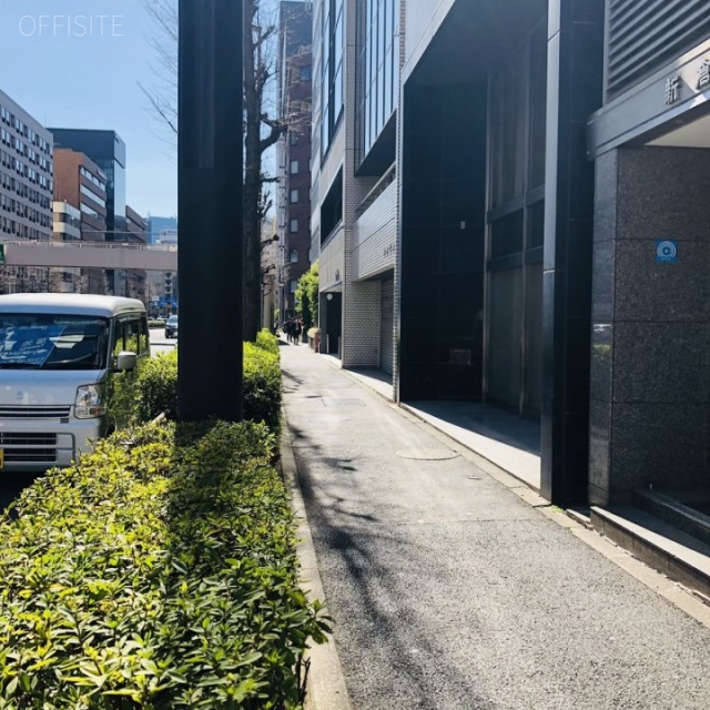 新倉ビル ビル前面道路