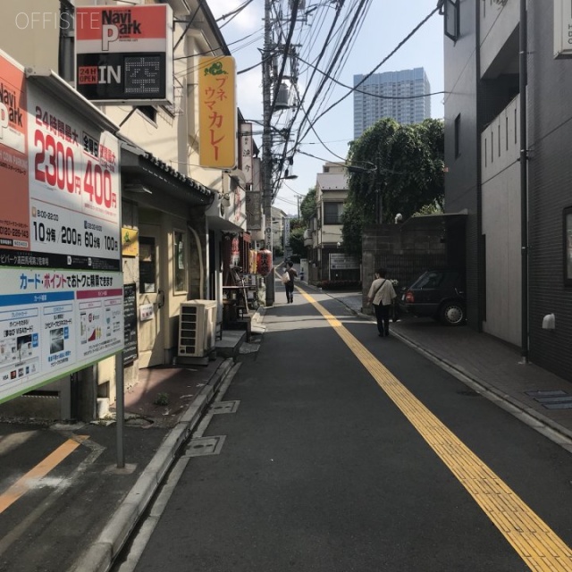 新宿YTビル ビル前面道路