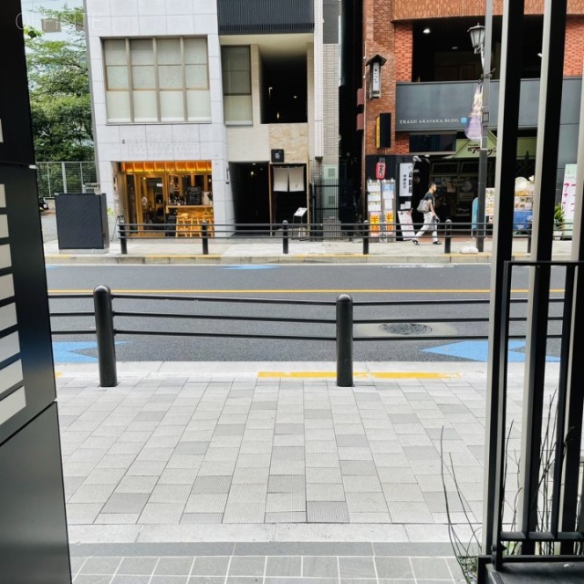 赤坂ストリートビル ビル前面道路