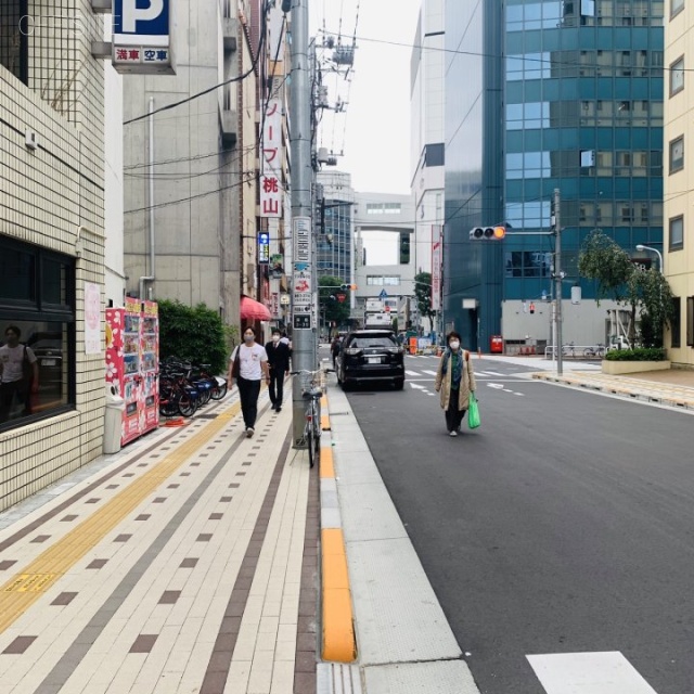 上野不二ビル ビル前面道路