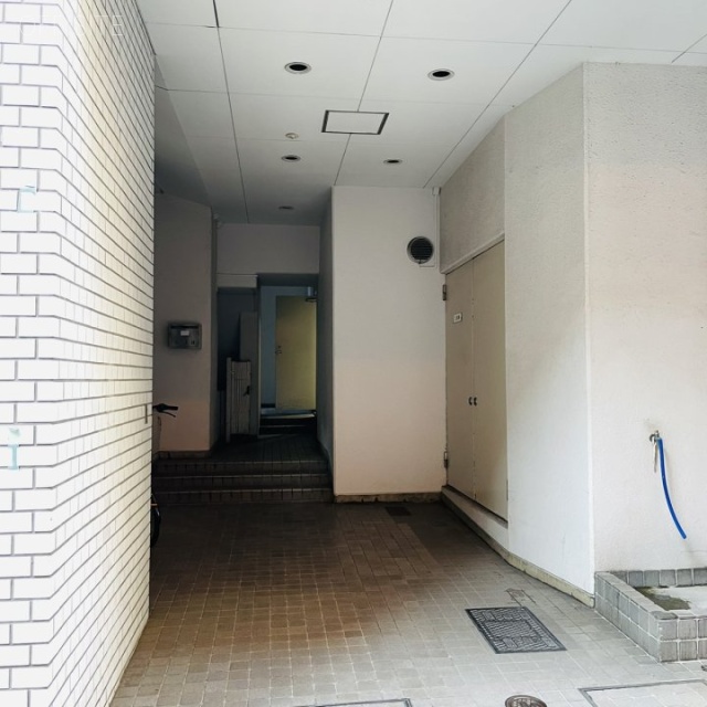 麹町1丁目3番地ビル エントランス