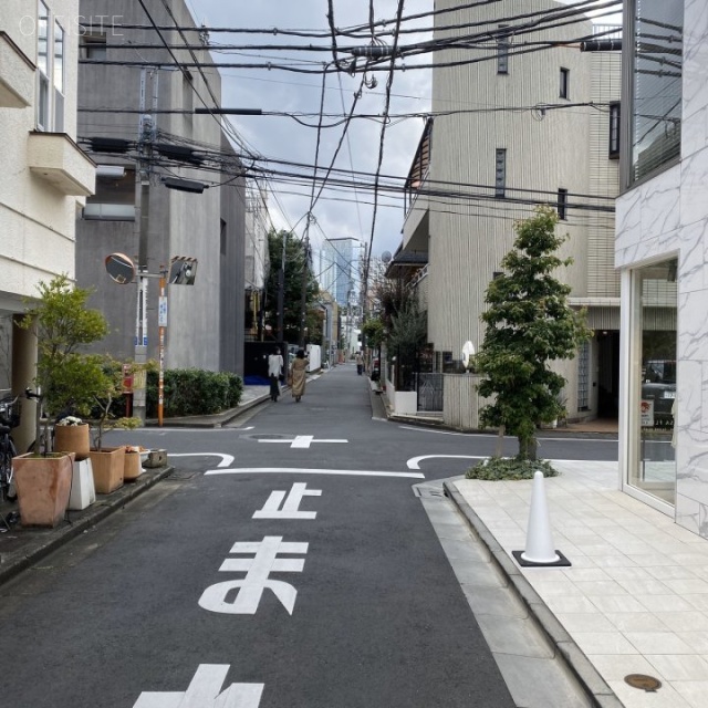 Y.C 表参道ビル ビル前面道路