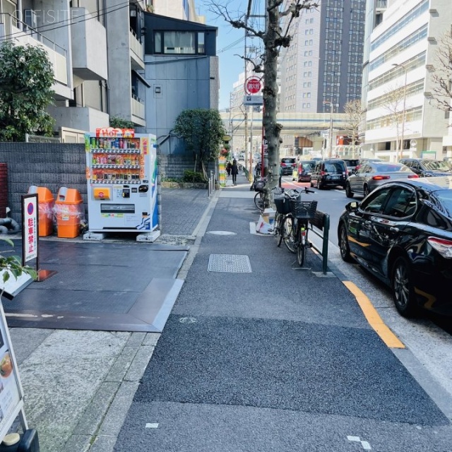 麻布エスビル 前面歩道