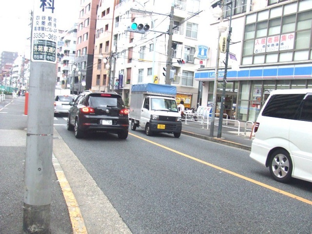 ライオンズマンション市谷薬王寺町 ビル前面道路