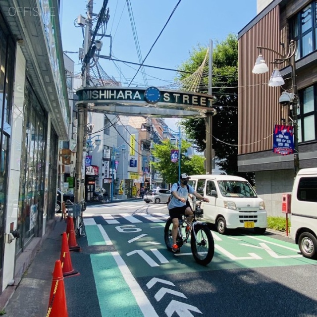 Rビル ビル前面道路