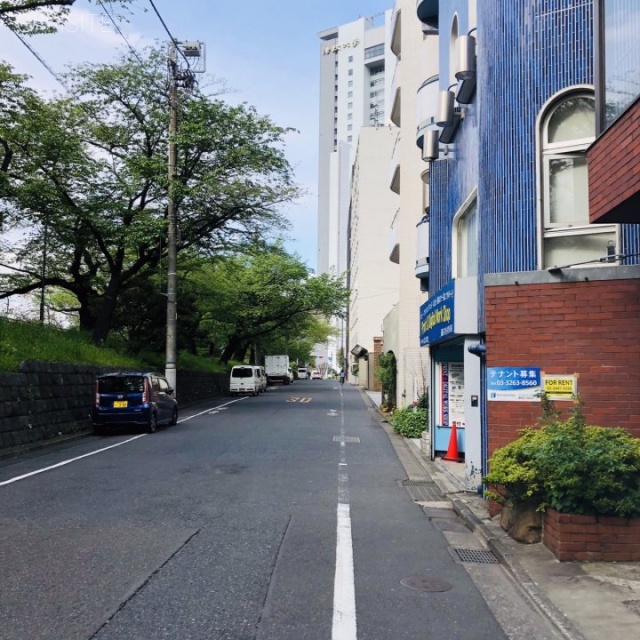 中野ビル ビル前面道路
