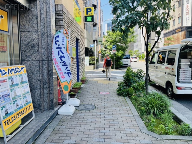 峯岸ビル　前面歩道