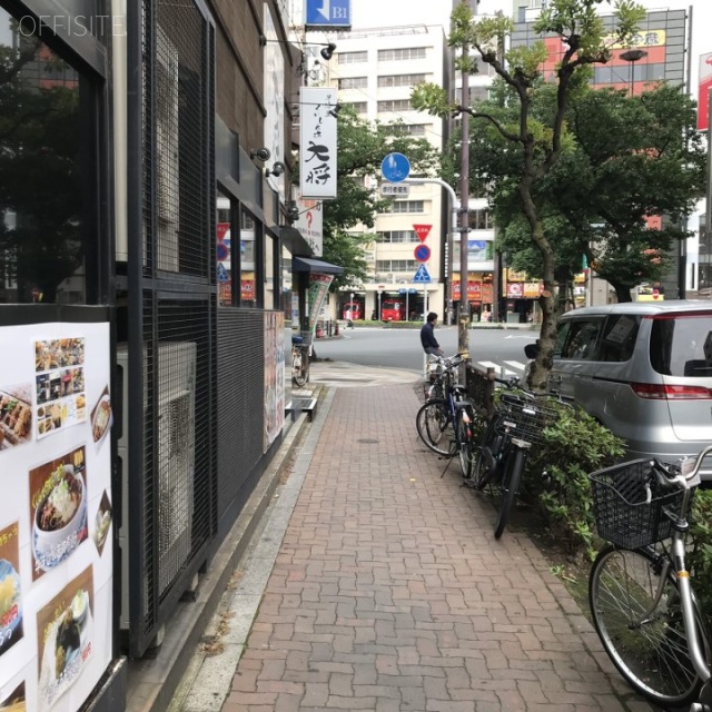 日暮里駅前ビル ビル前面道路