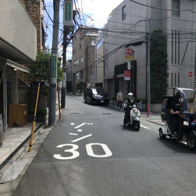 アケラビル ビル前面道路
