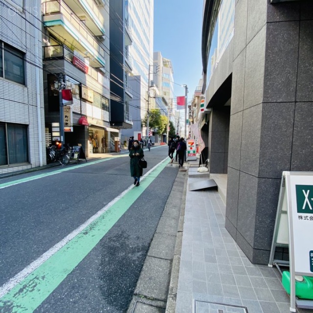 代々木TRビル ビル前面道路