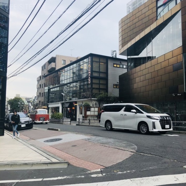 アルボーレ神宮前 ビル前面道路