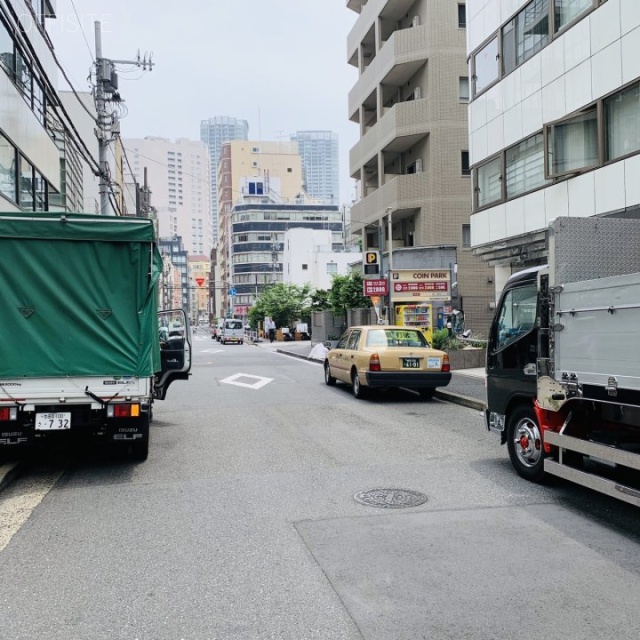 新橋SNビル ビル前面道路