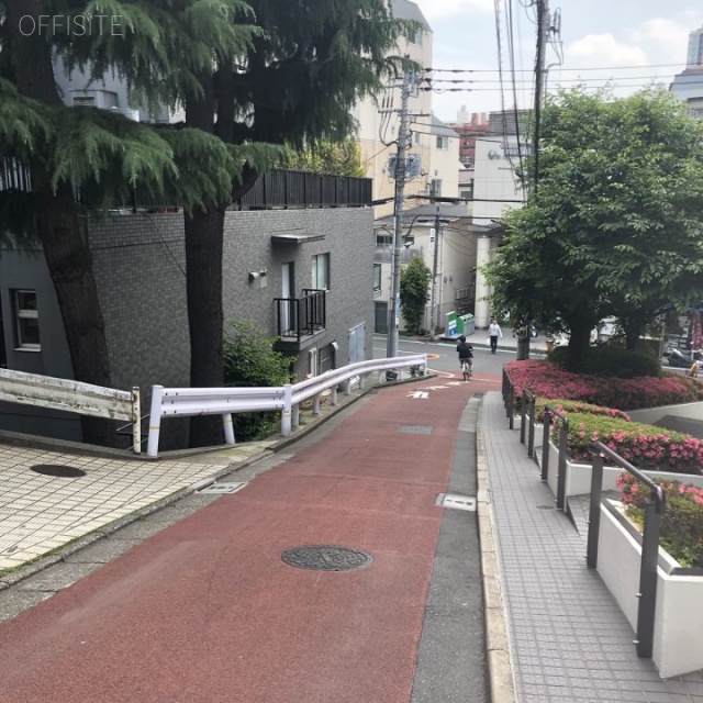 かすがマンション赤坂 ビル前面道路