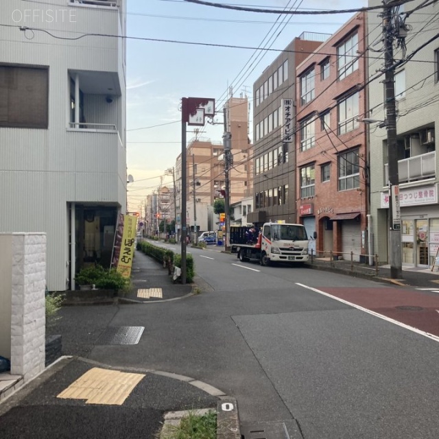 アマビーレ新井薬師駅前 ビル前面道路