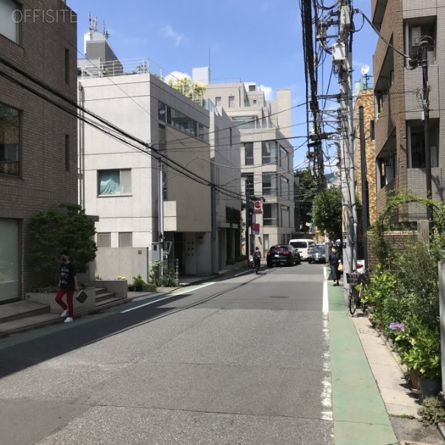 2WAY WORLD ビル前面道路