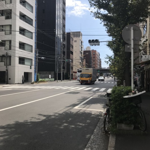 スワンレイク神田和泉町　ビル前面道路