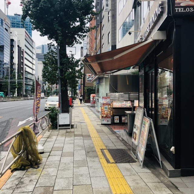 尾家(オカ)ビル ビル前面道路