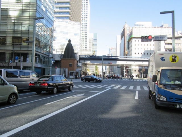 銀座小柳ビル ビル前面道路