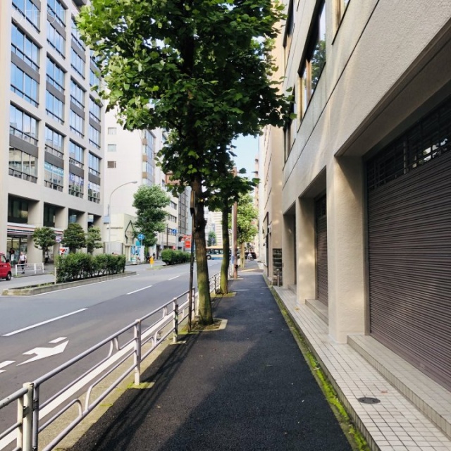 明治安田生命横浜西口ビル ビル前面道路