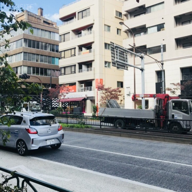 麻布十番エフプラザ　ビル前面道路
