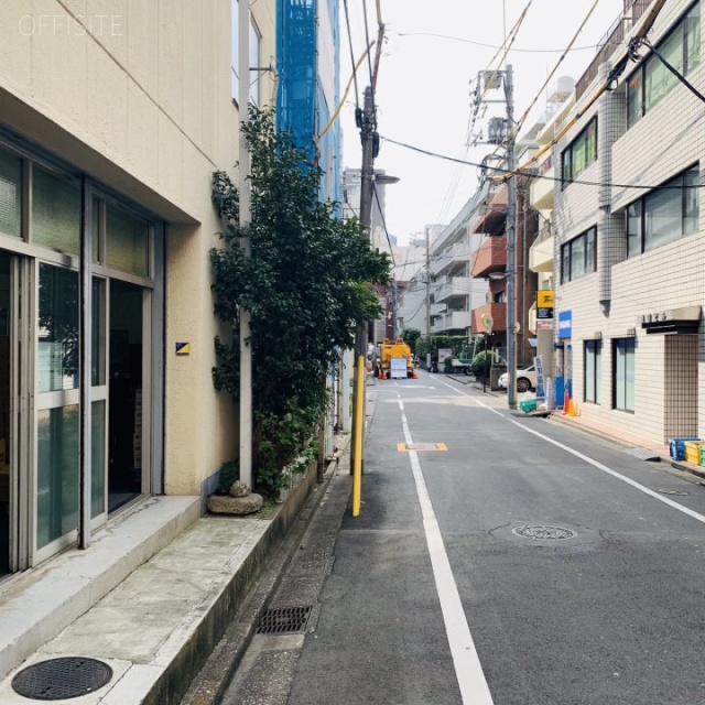 金井ビル ビル前面道路