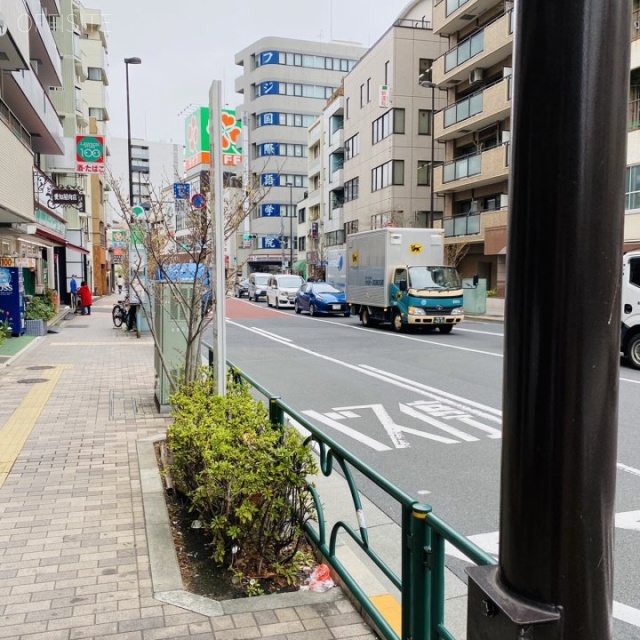 STビル鶯谷 ビル前面道路