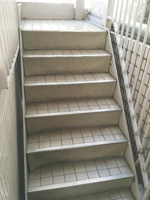 中根ビル 階段