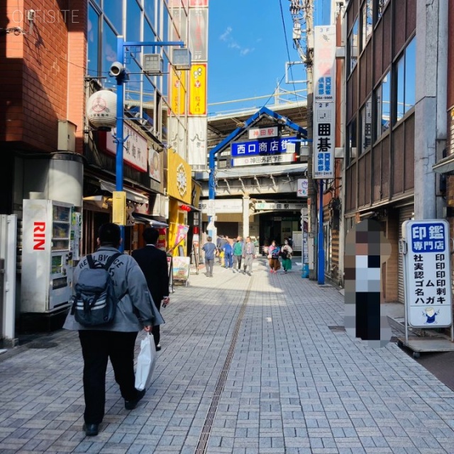 香文堂ビル 前面の商店街