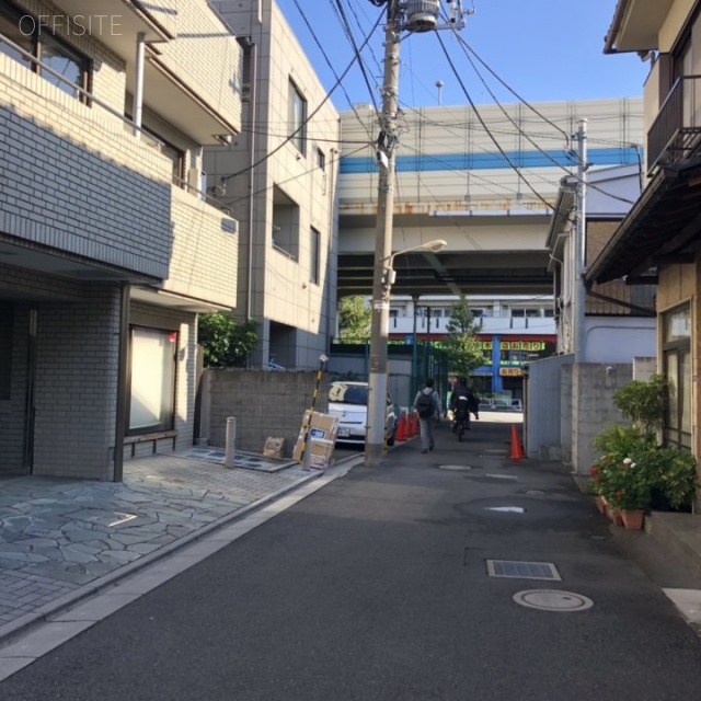 スペース西新宿 ビル前面道路