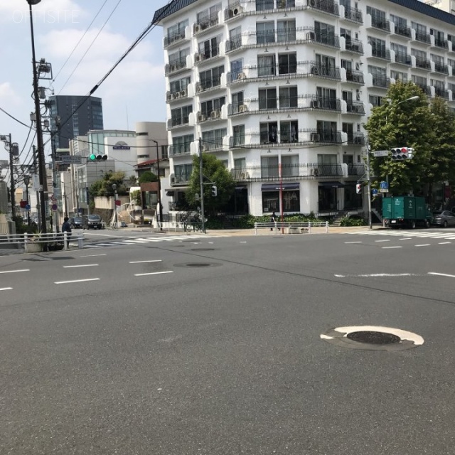 クローチェ神宮前ビル ビル前面道路
