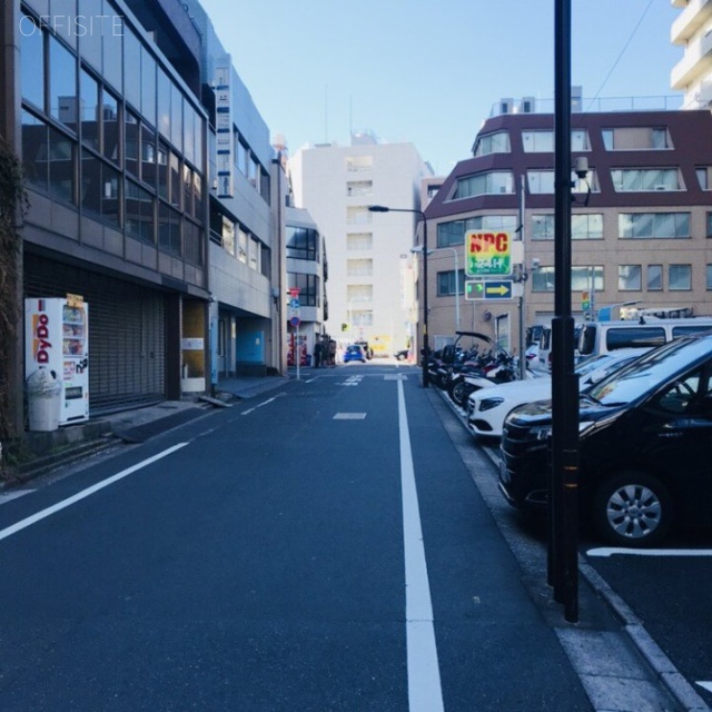 東光ビル2号館 ビル前面道路