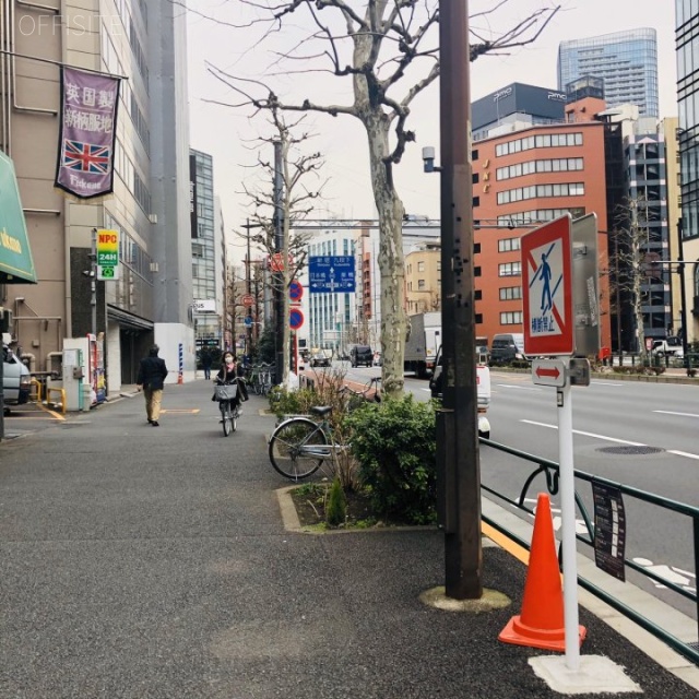 須田町パークビル ビル前面道路