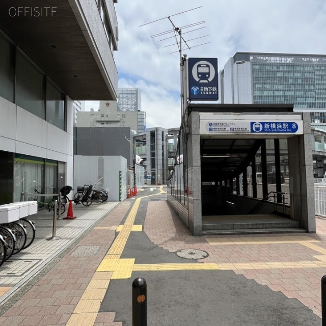 日総第19ビル 前面歩道 地下鉄入り口目の前