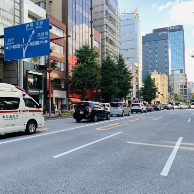 大一東京ビル 前面の中央通り