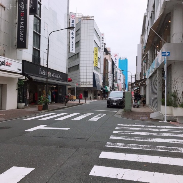 第6イチオクビル ビル前面道路