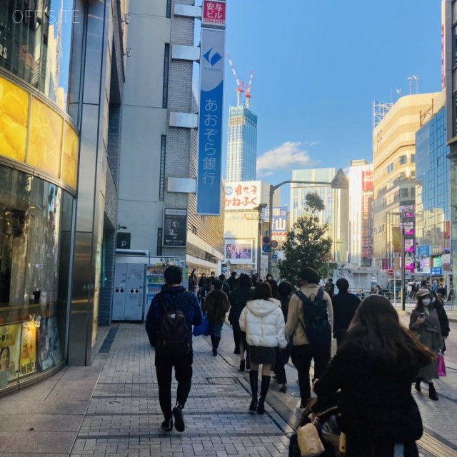 新宿東口NOWAビル ビル前面道路