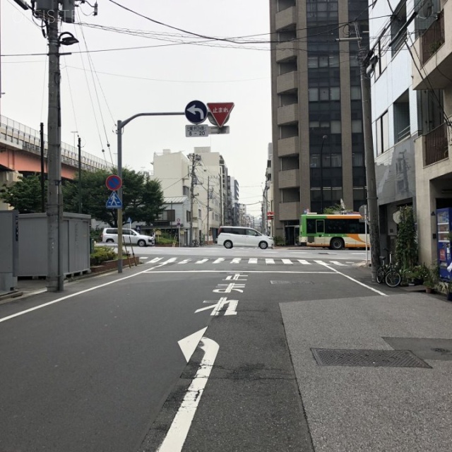 鈴木ハイツ ビル前面道路