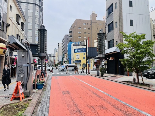 A*G浅草　前面にオレンジ通り