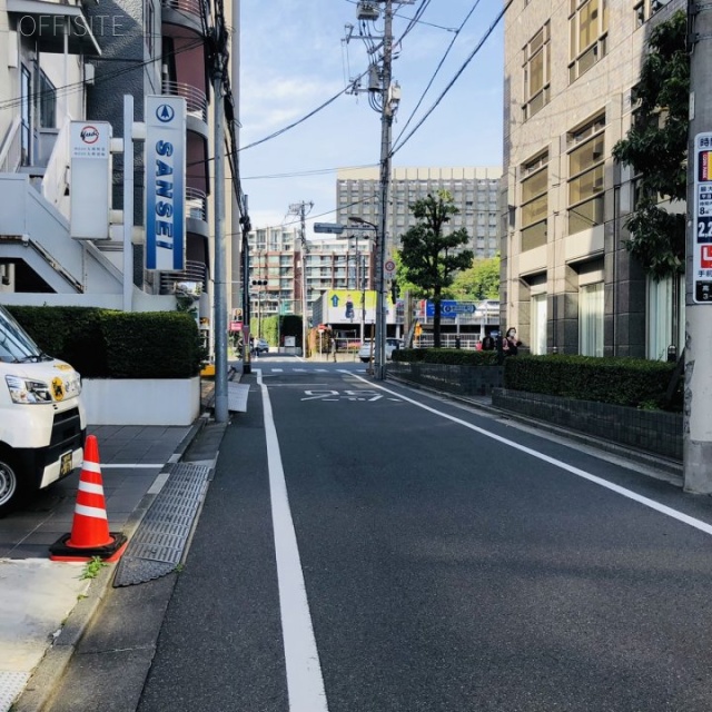 三成東京本社ビル　ビル前面道路