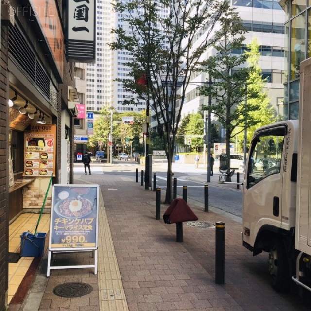 西新宿昭和ビル ビル前面道路