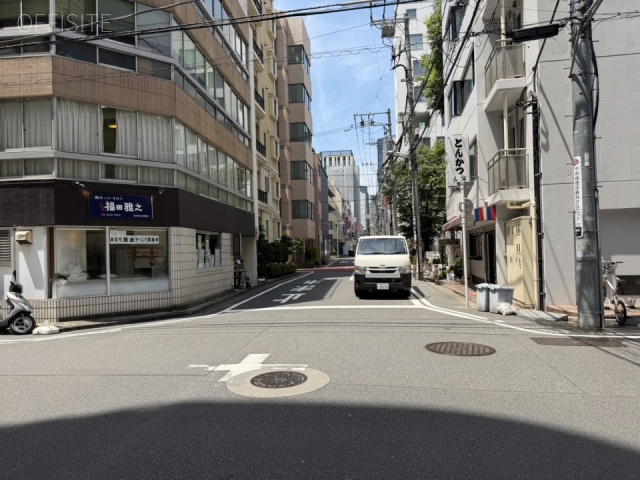 アライビル 前面道路