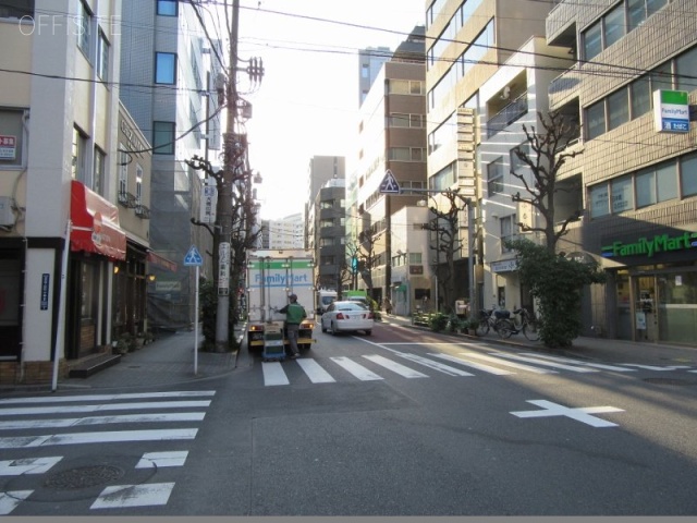 サカエビル ビル前面道路